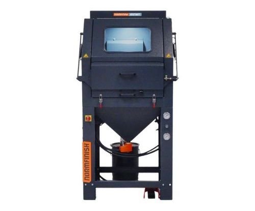 Normfinish 3D Start - Tryskací kabina na čištění výrobků z 3D tisku - pohled zepředu Normfinish 3D Start - Tryskací kabina na čištění výrobků z 3D tisku - pohled zepředu